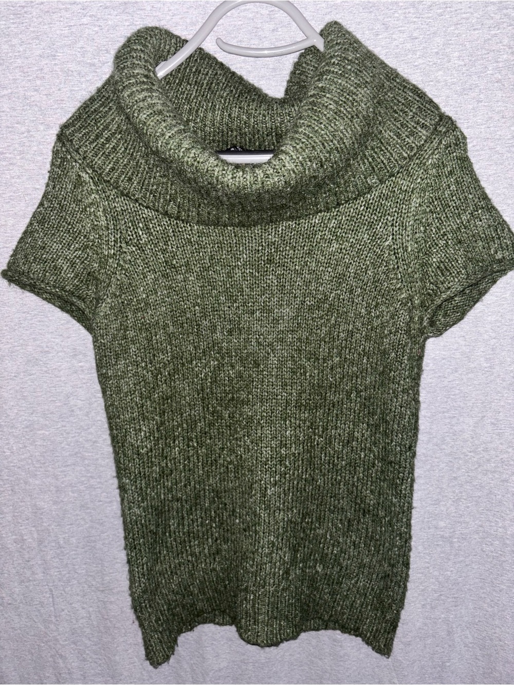 BCBGMaxAzria Women’s Olive Green Short Sleeve Cowl Neck Sweater Size Small